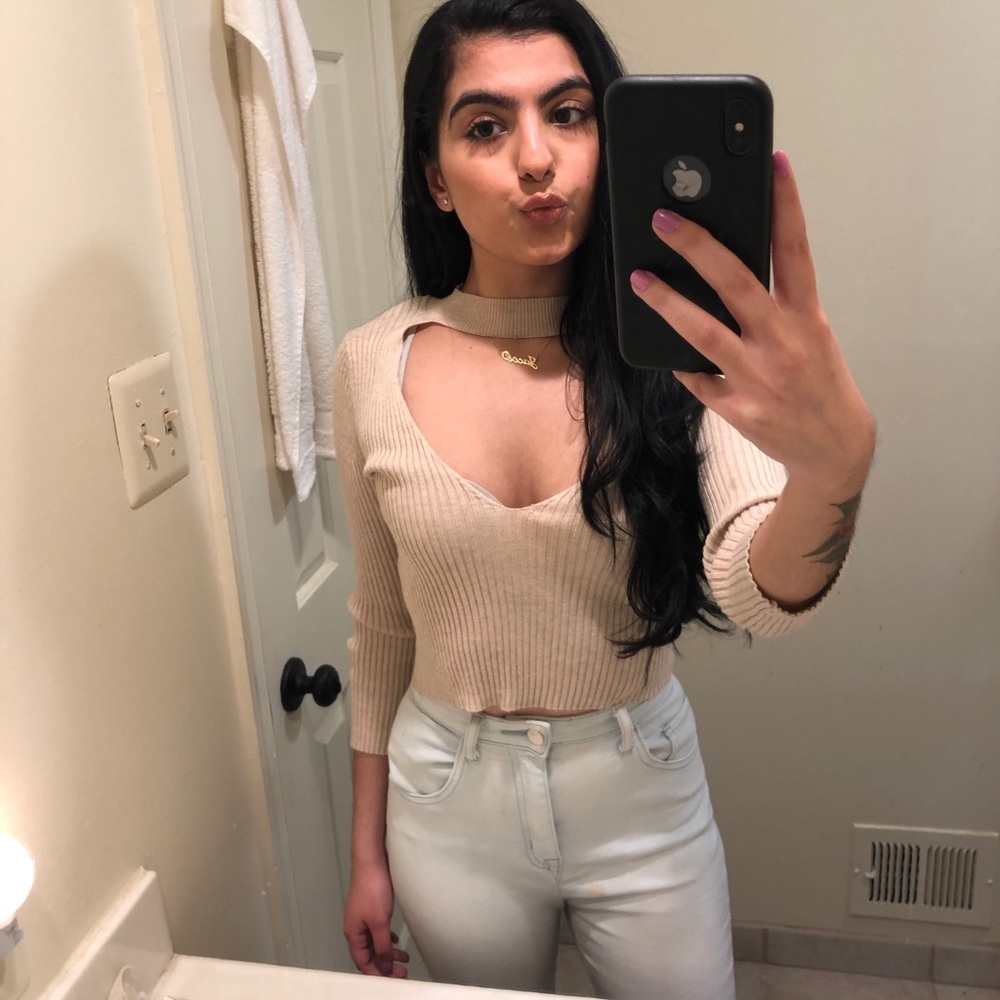 Cut-out choker crop top